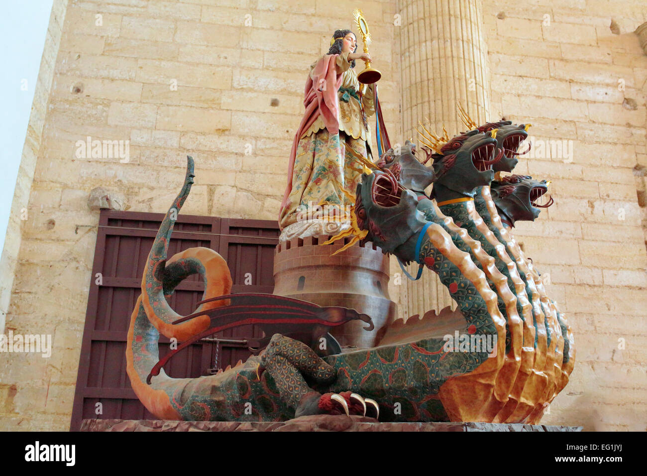 Skulptur der Tarasca, Innenraum der Stiftskirche Santa Maria Maggiore, Antequera, Andalusien, Spanien Stockfoto