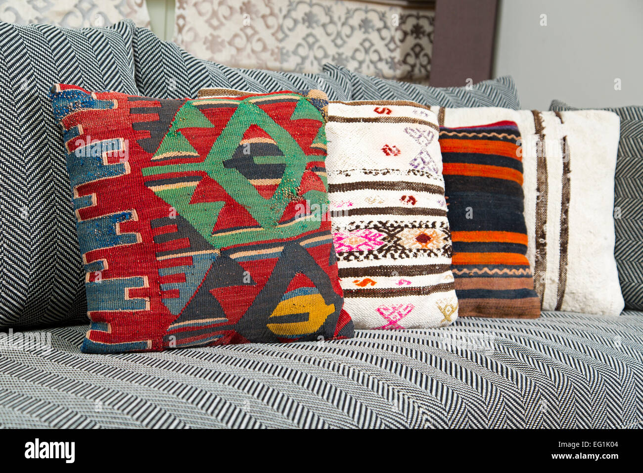 Sofa mit traditionellen türkischen handgemachten bunten natürlicher Stoff Kissen Fischgrät Stockfoto