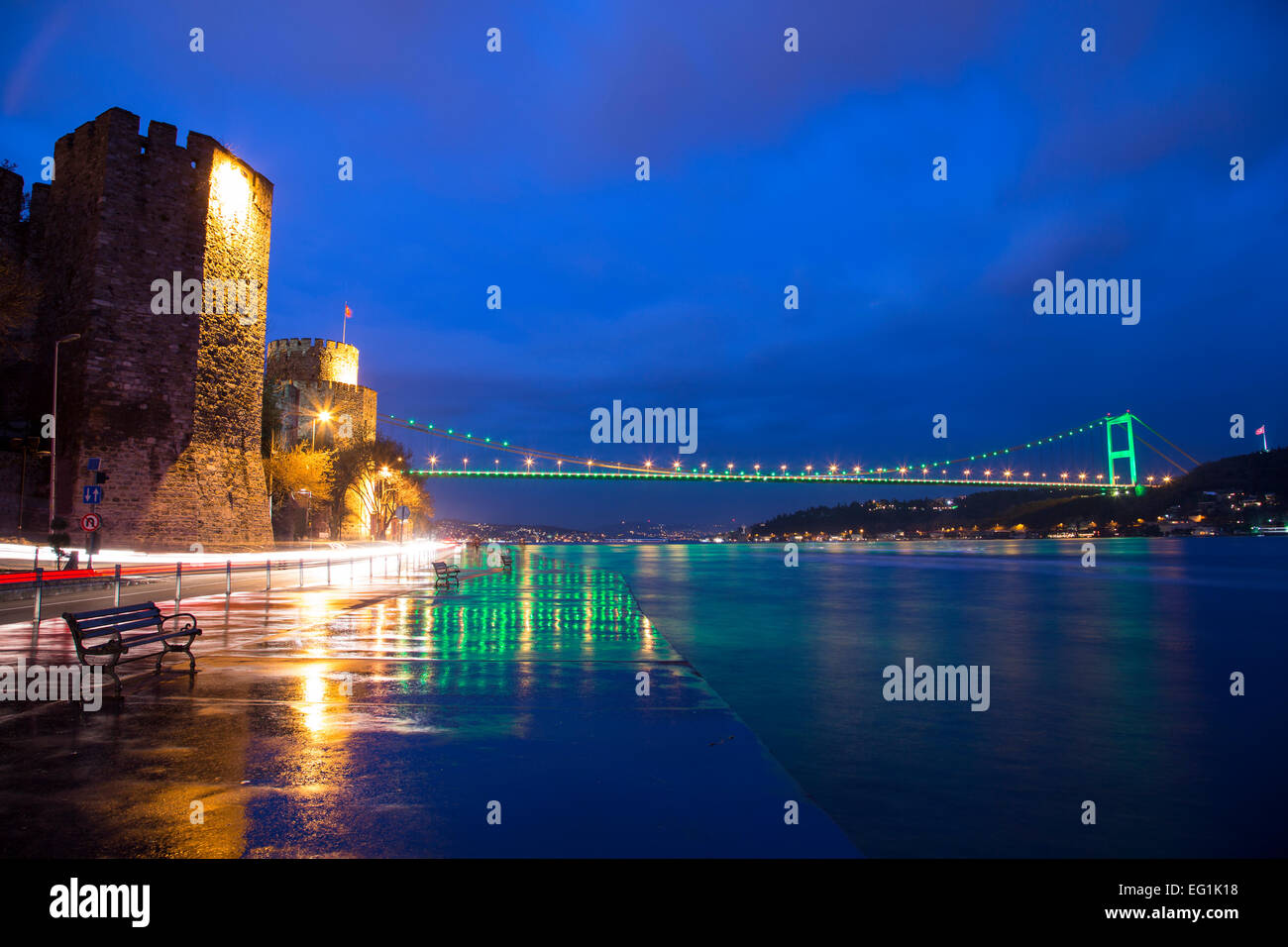 Rumeli Hisari (Rumeli Schloß) und Fatih Sultan Mehmet-Brücke Hintergrund Istanbul 2015 Stockfoto