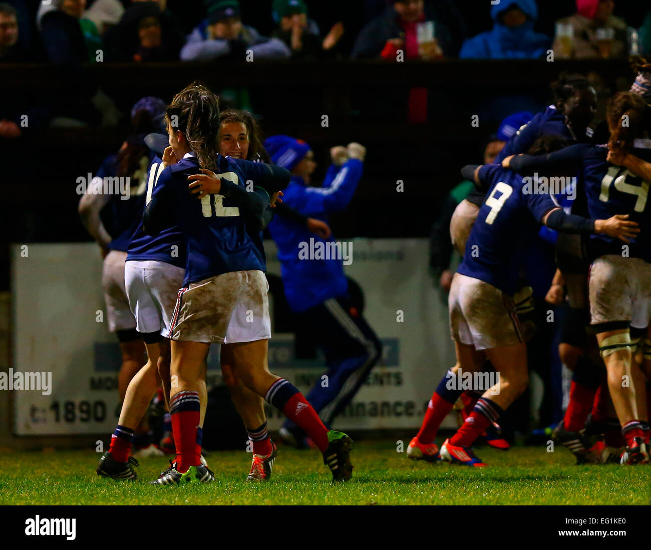 Ashbourne RFC, Irland. 13. Februar 2015. Frauen 6 Nationen. Irland gegen Frankreich. Frankreich feiert den Schlusspfiff. © Aktion Plus Sport/Alamy Live-Nachrichten Stockfoto