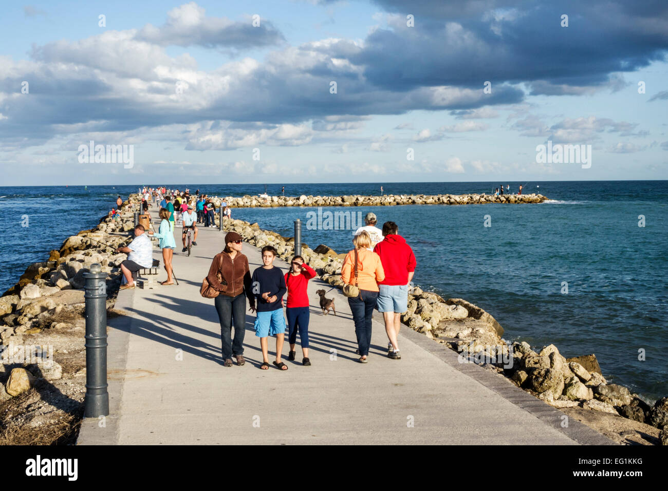 Fort Ft. Pierce Florida, Hutchinson Barrier Island, Fort Pierce Inlet Water, Steg, Wellenbrecher, Atlantischer Ozean Wasser Erwachsene Erwachsene Frau Frauen weibliche Dame, m Stockfoto