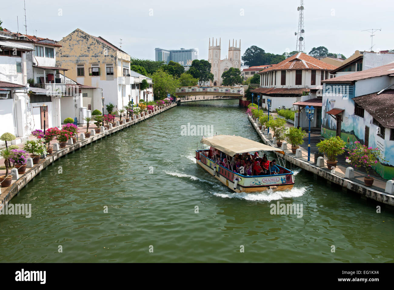 Ein Boot am Fluss Malakka mündet durch Malacca Stadt, Malaysia. Stockfoto