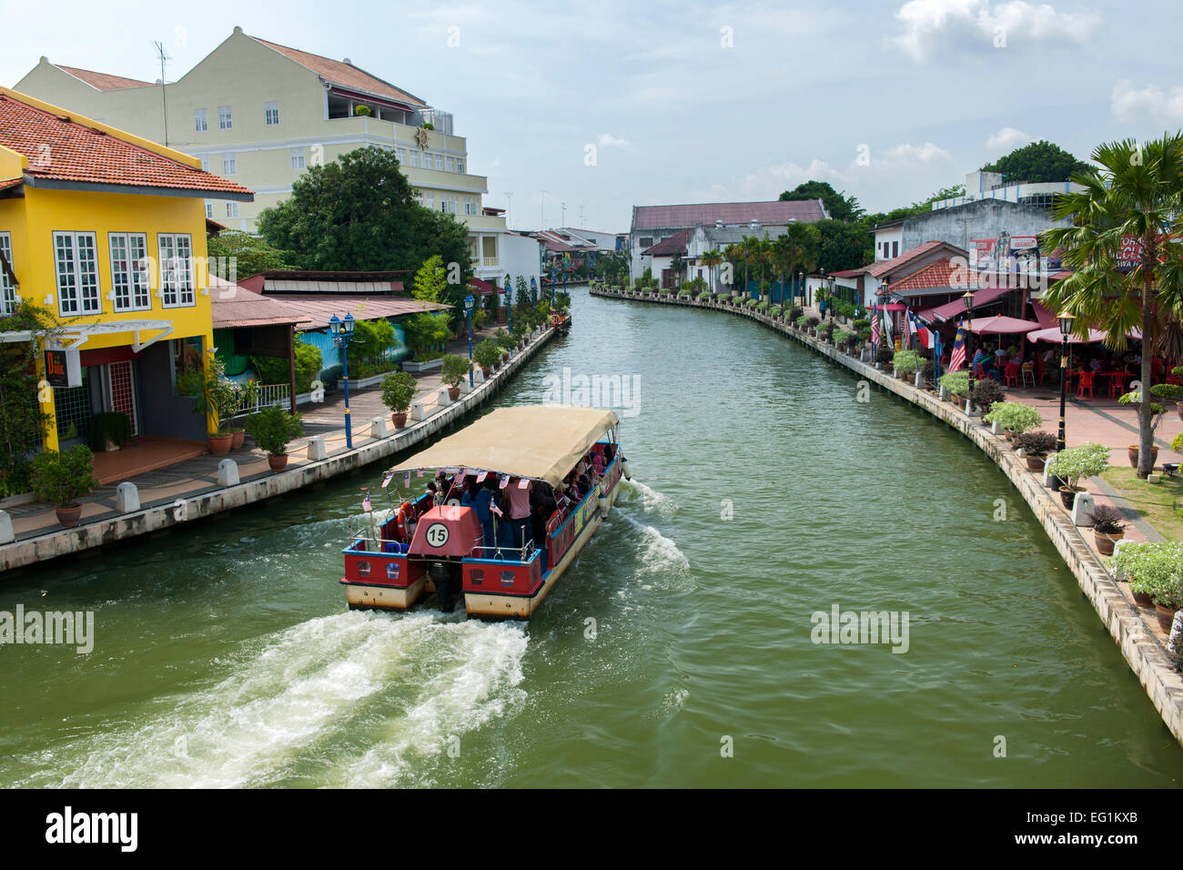 Ein Boot am Fluss Malakka mündet durch Malacca Stadt, Malaysia. Stockfoto