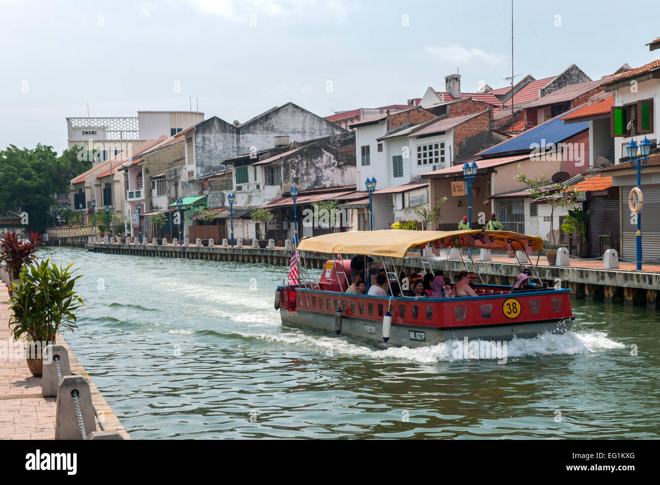 Ein Boot am Fluss Malakka mündet durch Malacca Stadt, Malaysia. Stockfoto
