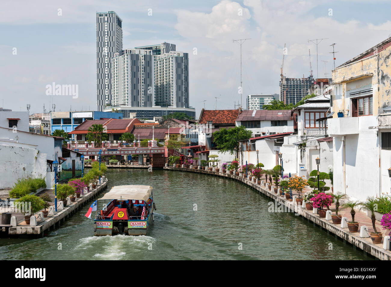 Ein Boot am Fluss Malakka mündet durch Malacca Stadt, Malaysia. Stockfoto