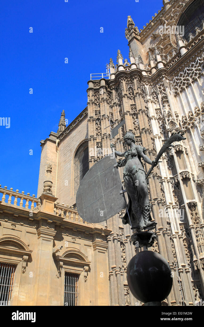 Statue des Glaubens, Plaza Virgen de Los Reyes, Cathedral of Saint Mary von der See, Sevilla, Andalusien, Spanien Stockfoto