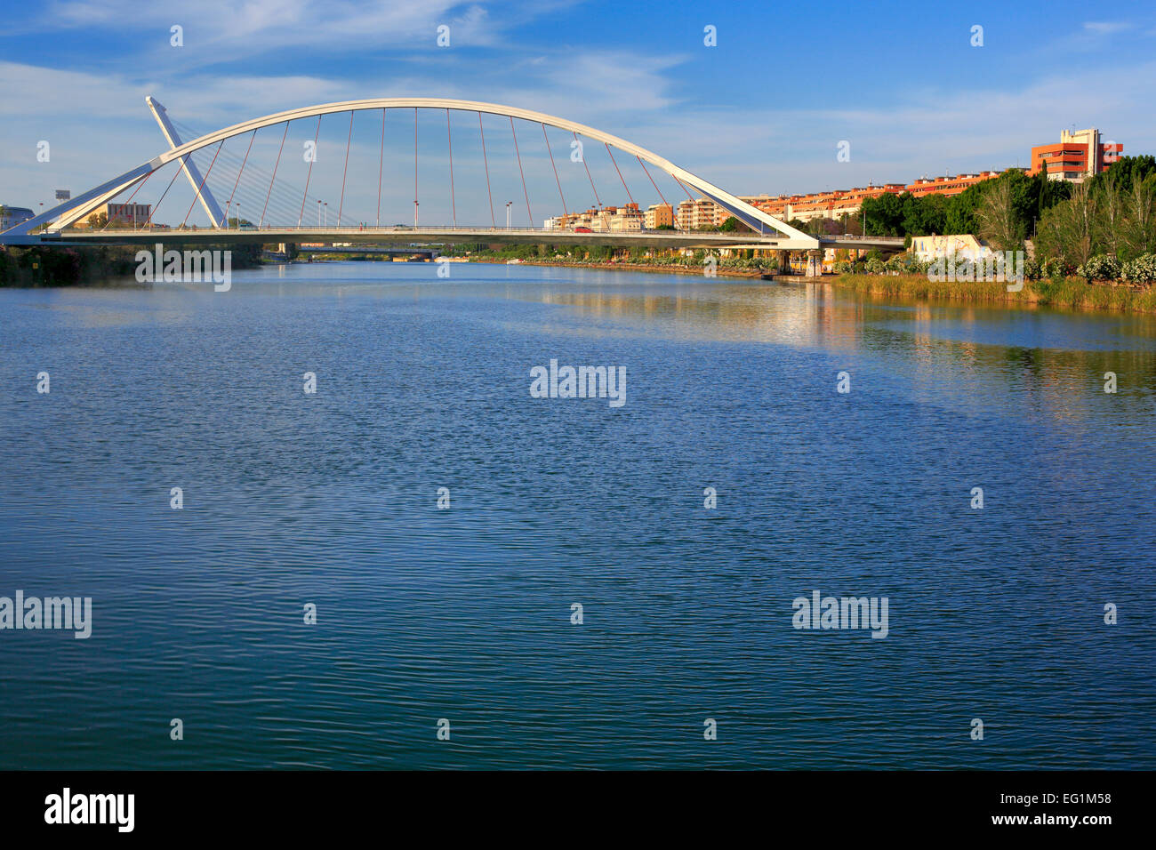 Brücke (Puente De La Barqueta), Fluss Guadalquivir, Sevilla, Andalusien, Spanien Stockfoto