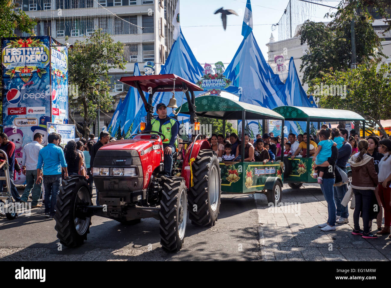 Menschen in Guatemala-Stadt erfreuen sich vor Weihnachten in der Stadt Stockfoto