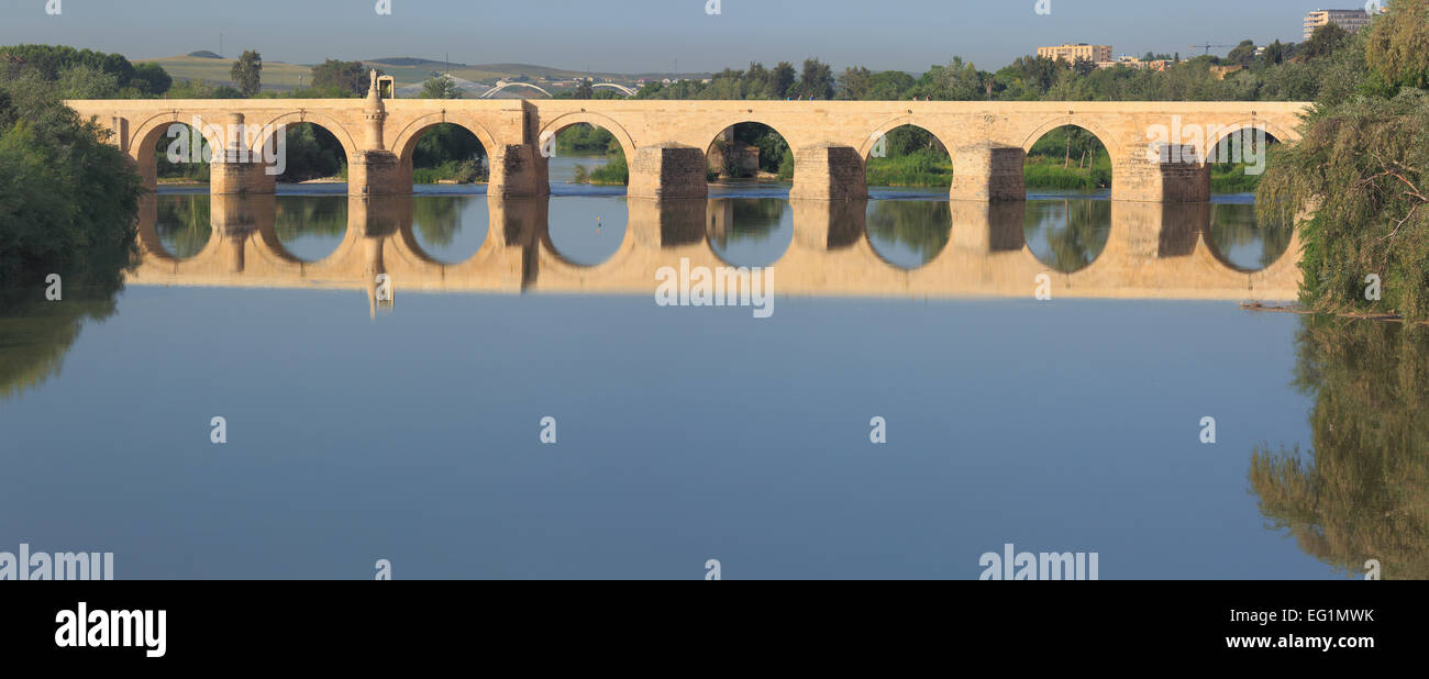 Römische Brücke (Puente Romano), Fluss Guadalquivir, Córdoba, Andalusien, Spanien Stockfoto