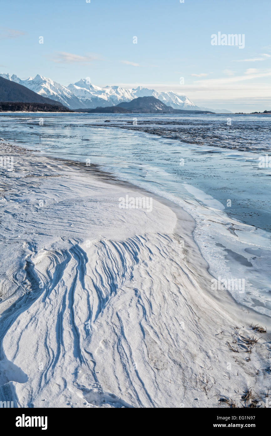 Muster in den Wind geblasen Schnee neben einem gefrorenen Alaska-Fluss. Stockfoto