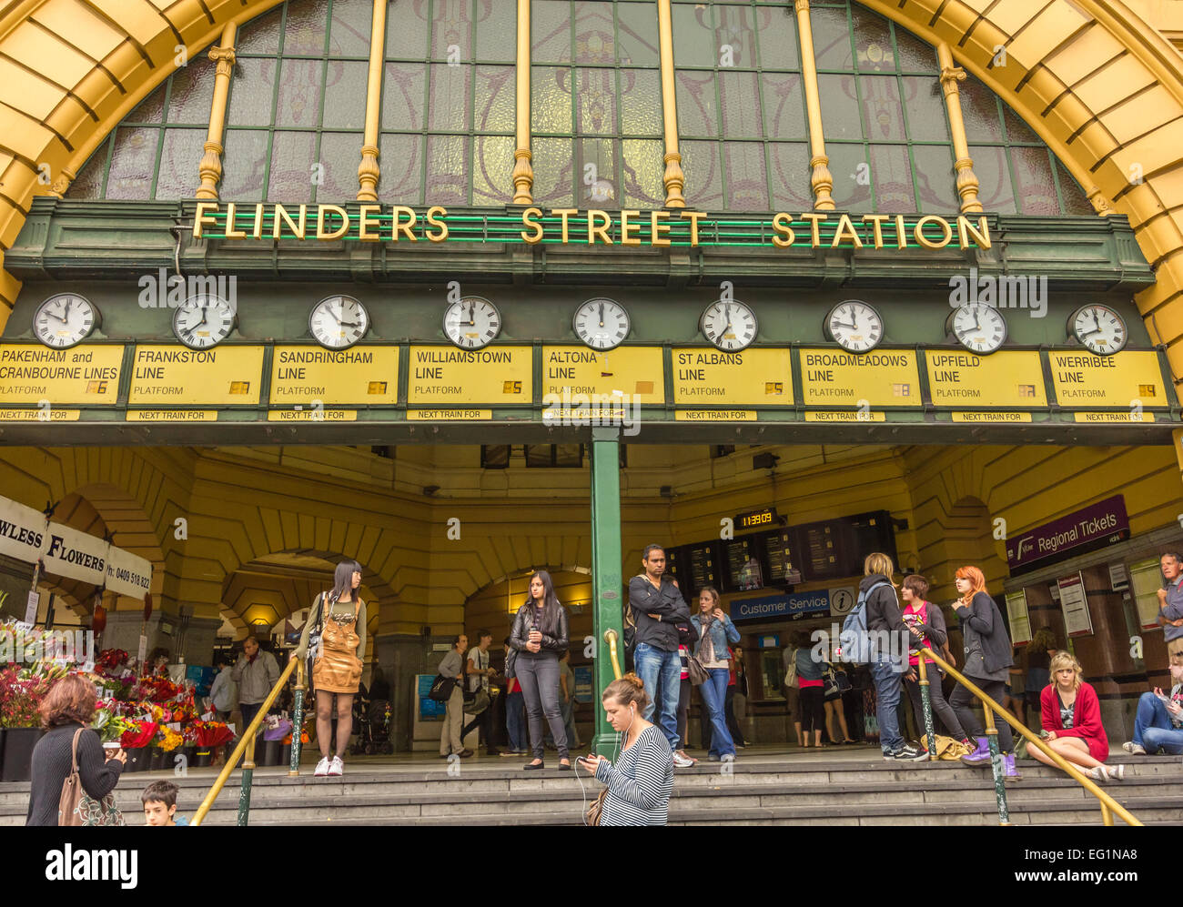 Unter die Uhren am Bahnhof Flinders Street, Melbourne Australien Stockfoto