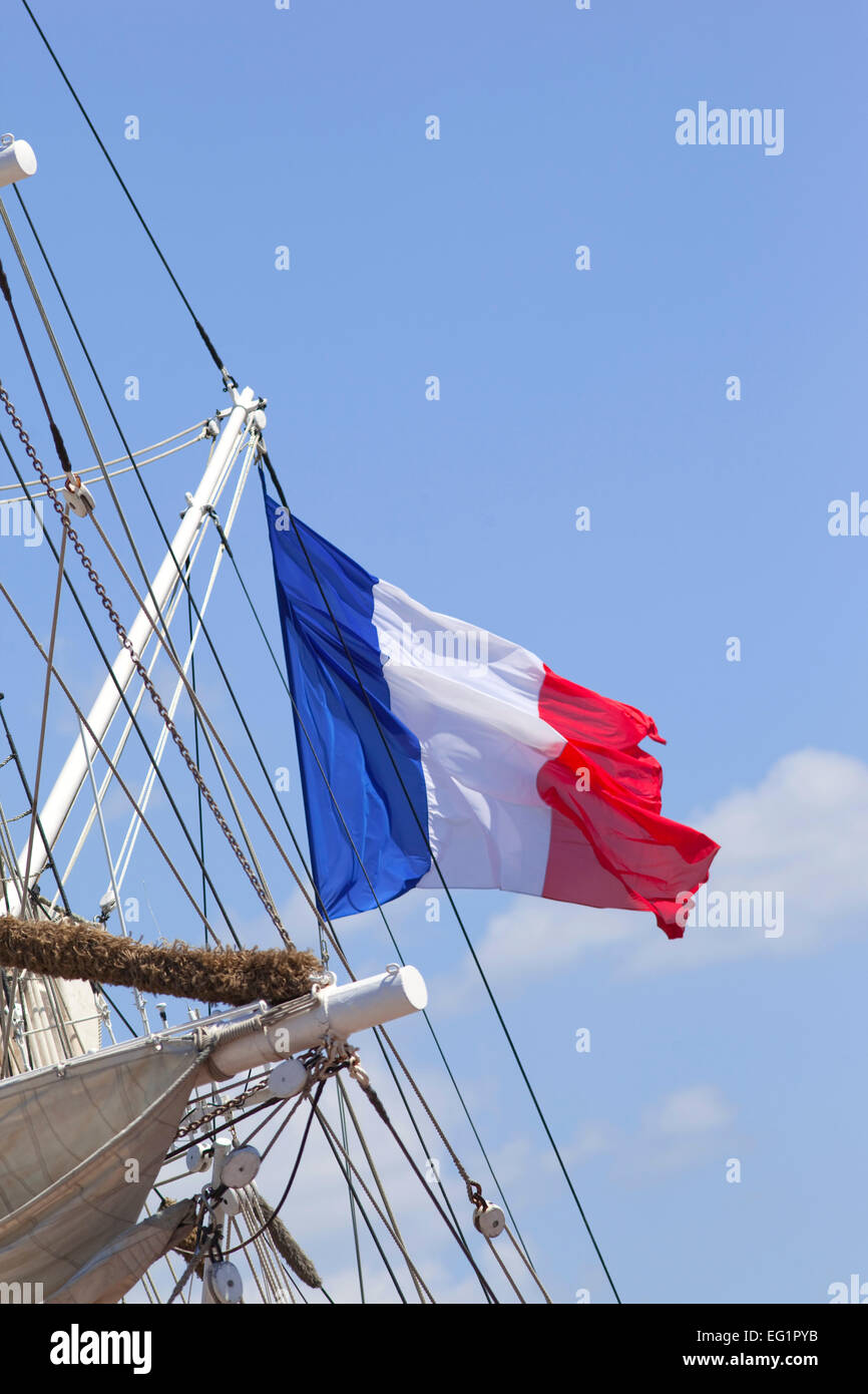 Französische Flagge und Seile von einem Kreuzfahrt-Segelboot Stockfoto