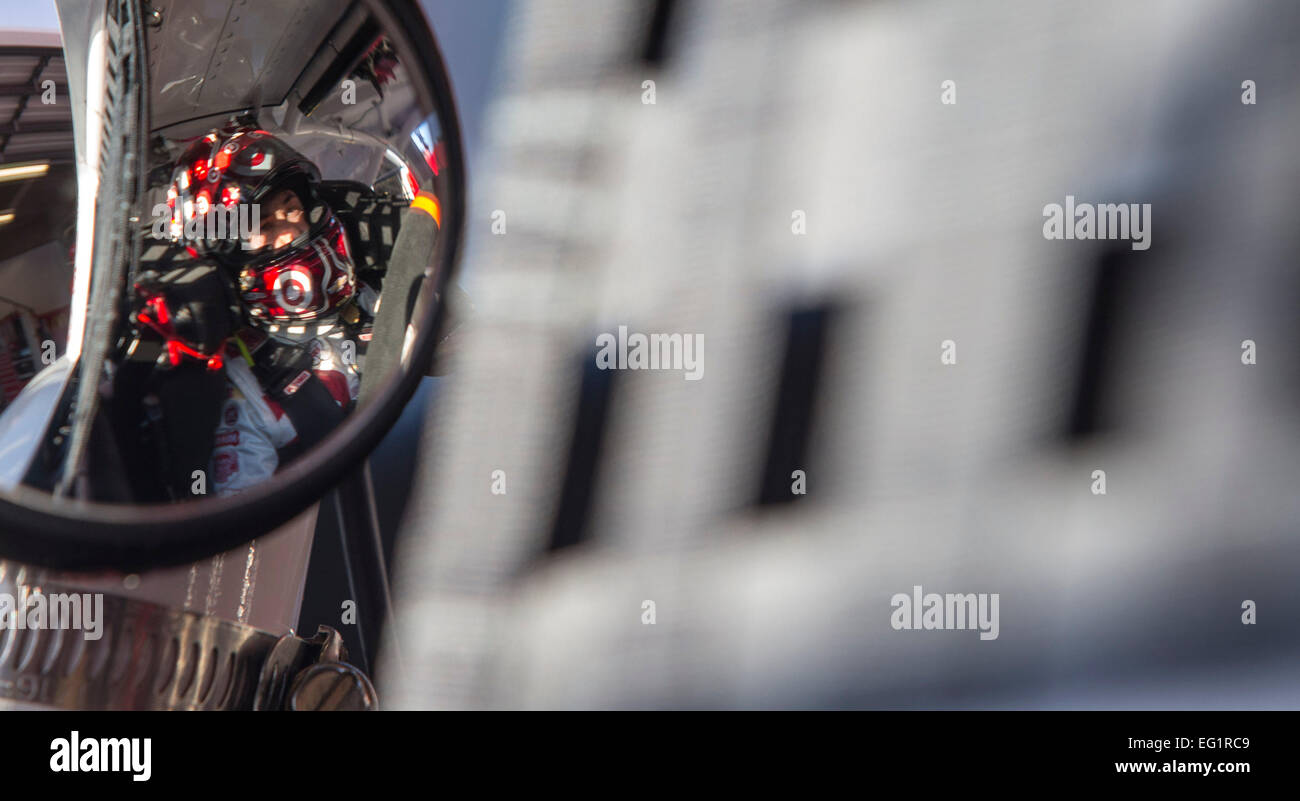 Daytona Beach, FL, USA. 13. Februar 2015. Daytona Beach, FL - 13. Februar 2015: Der NASCAR Sprint Cup Series Teams nehmen an der Strecke für den Sprint Unlimited auf dem Daytona International Speedway in Daytona Beach, FL. © Csm/Alamy Live-Nachrichten Stockfoto