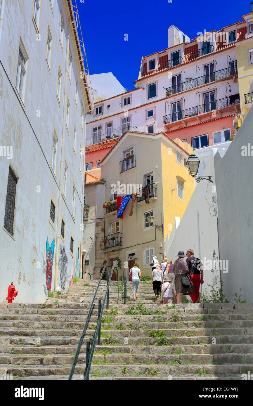 Straße in der Altstadt, Lissabon, Portugal Stockfoto