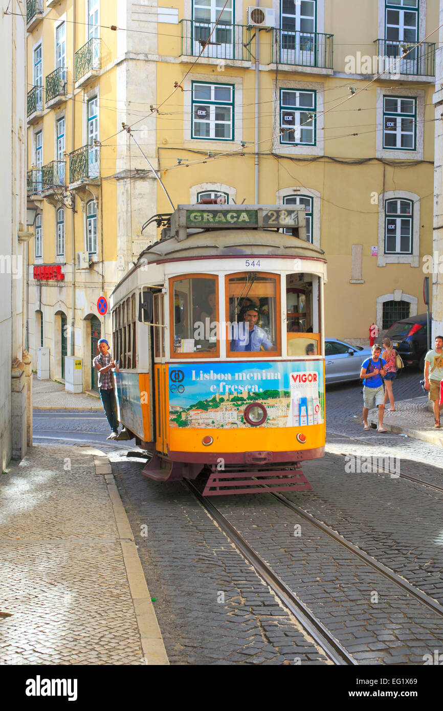 Oldtimer-Straßenbahn, Straße in der Altstadt, Lissabon, Portugal Stockfoto