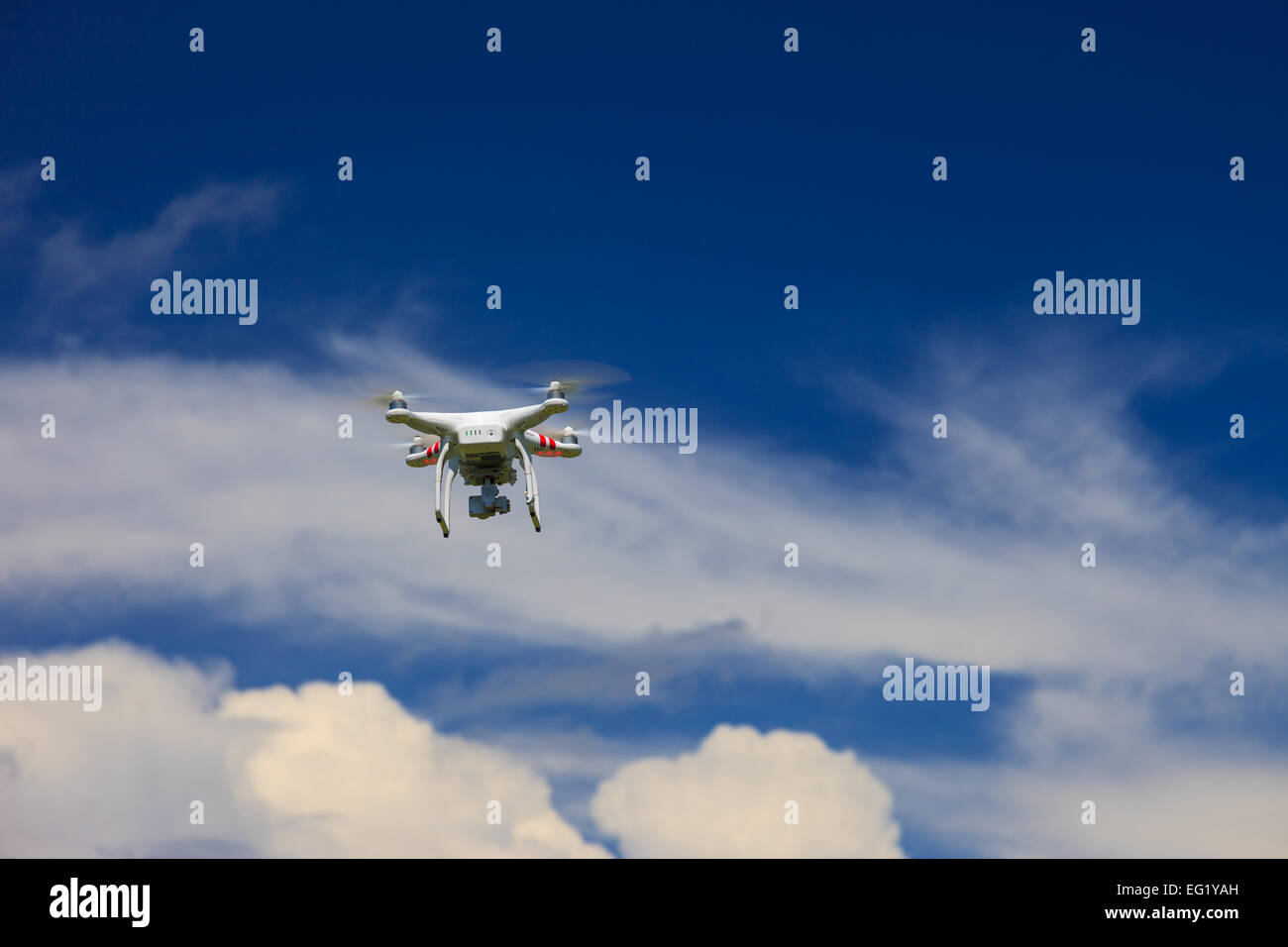 Ein Blick von unten auf eine Drohne mit einem Gimbal und Kamera angebracht. Drohne, Fotografie, fliegen, Überwachung Stockfoto