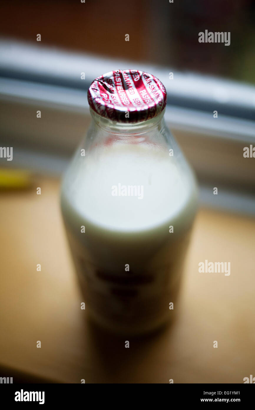 Eine geöffnete Milchflasche auf der Fensterbank sitzen. Stockfoto