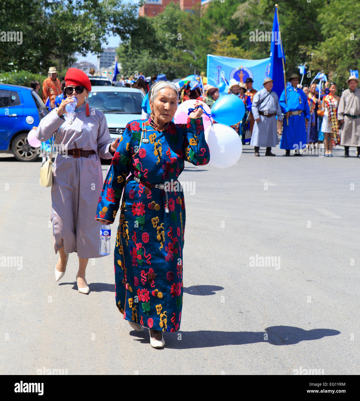 Menschen in traditionellen Kostümen, Unabhängigkeitstag Manifestation, Ulan Bator, Mongolei Stockfoto