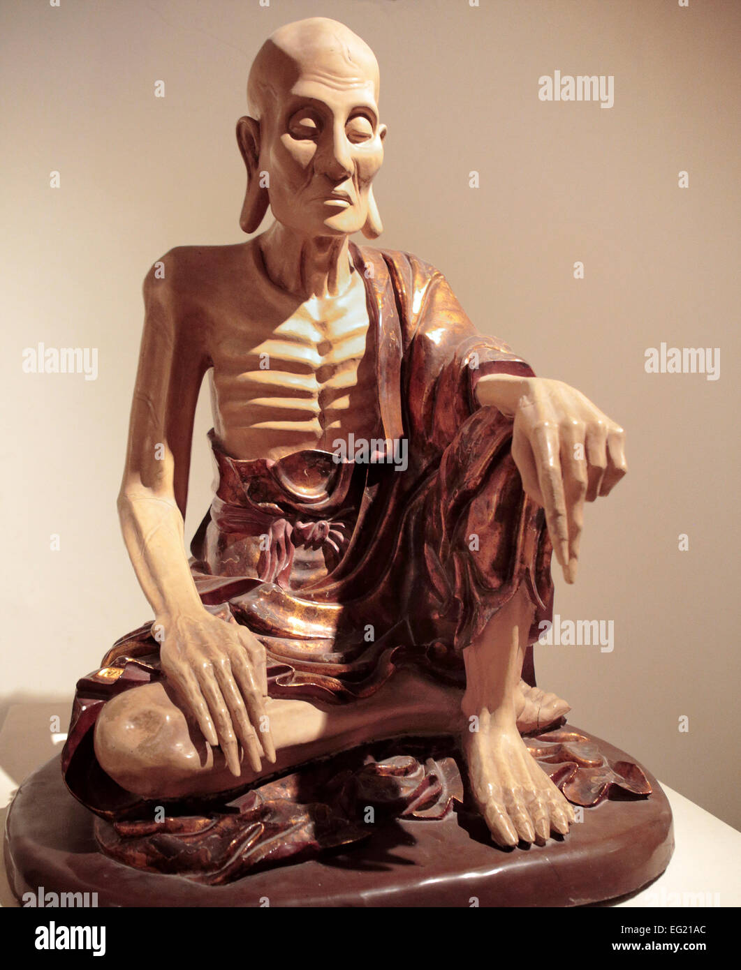 Statue des Shakyamuni auf verschneiten Bergen, Tay Phuong Pagode, Fine Arts Museum, Hanoi, Vietnam Stockfoto