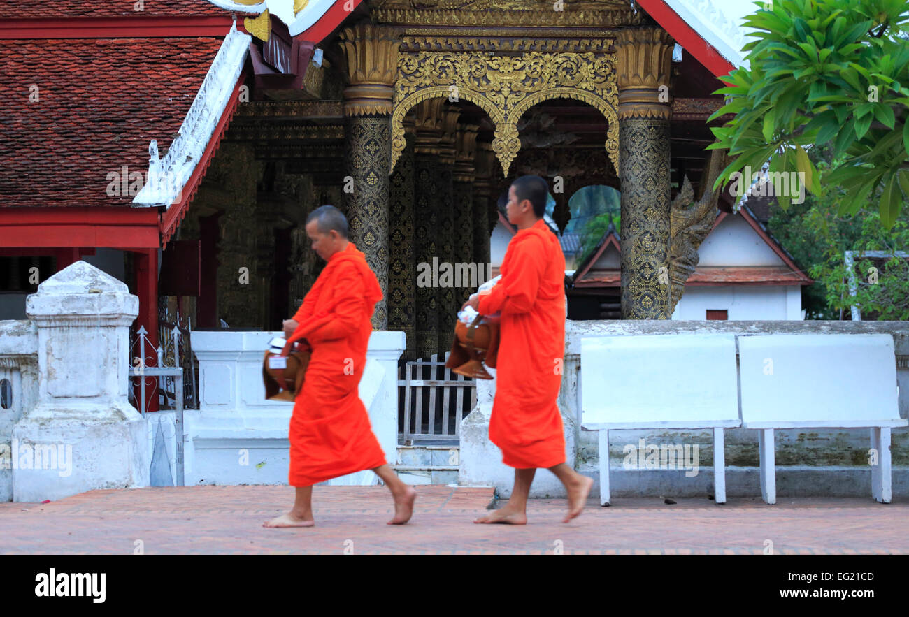 Buddhistische Mönche Prozession, buddhistische Tempel, Luang Prabang, Laos Stockfoto