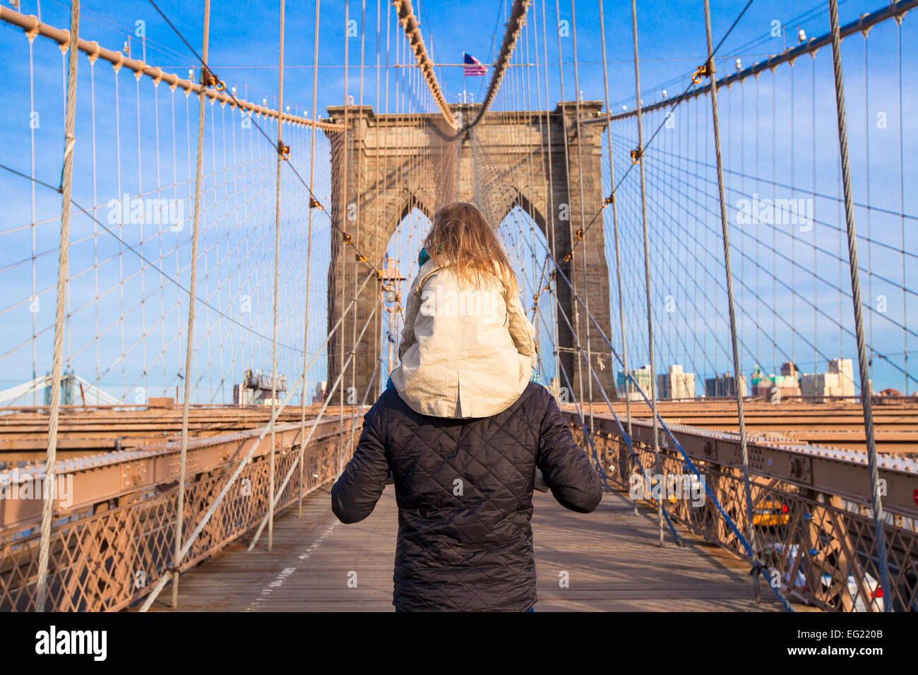Papa und kleine Mädchen auf Brooklyn bridge, New York City, USA Stockfoto