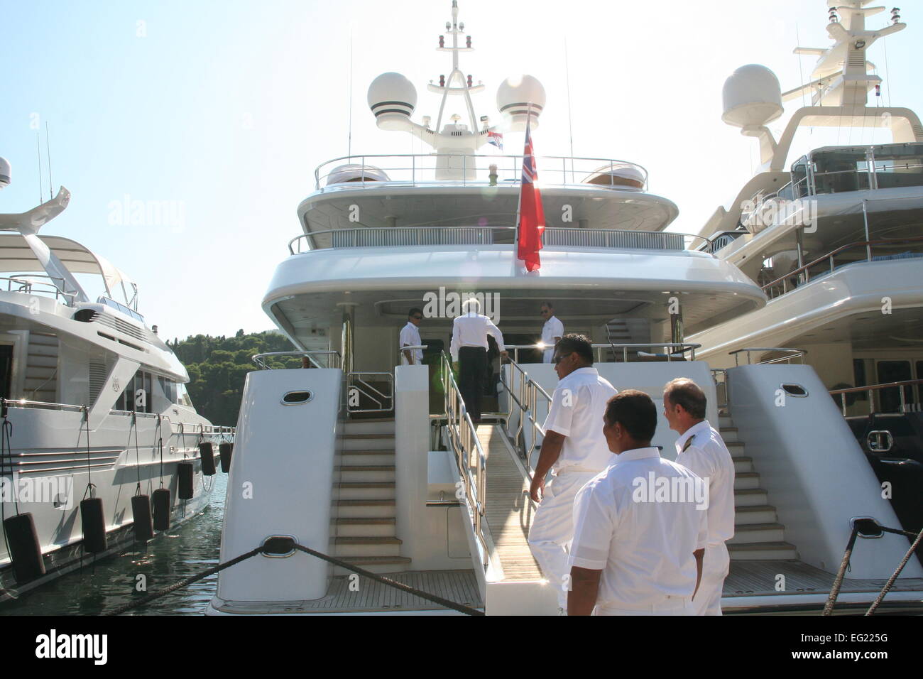 Der Chef der Formel 1, Bernie Ecclestone, genossen einen Spaziergang rund um den Hafen Gruz mit seiner Frau Fabiana Flosi. Das Paar haben an Bord Bernies Luxusyacht Petara Urlaub. Ecclestone hatte vor Gericht in München, beschuldigt Bestechung mit dem Verkauf eine F1 Anteile an CVC Partners 2005 / 06, aber ging frei von dem Gericht nach der Richter nahm ein Rekord $100m-Angebot an die Gebühren zu begleichen. Der Vorsitzende Richter, Peter Noll, angekündigt, dass das Gericht das Vergleichsangebot mit $99 m eine gemeinnützige Stiftung in die Kassen des bayerischen Staates und $1 m gonna akzeptieren würde.  Featuring Stockfoto