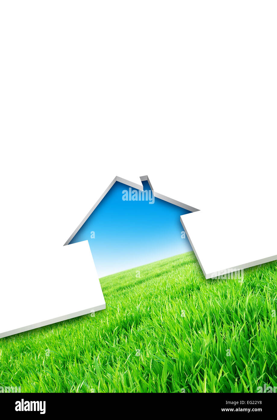 Öko-Haus-Konzept. Schneiden von einem leeren Blatt, Haus über einem grünen Feld Hintergrund geprägt Stockfoto