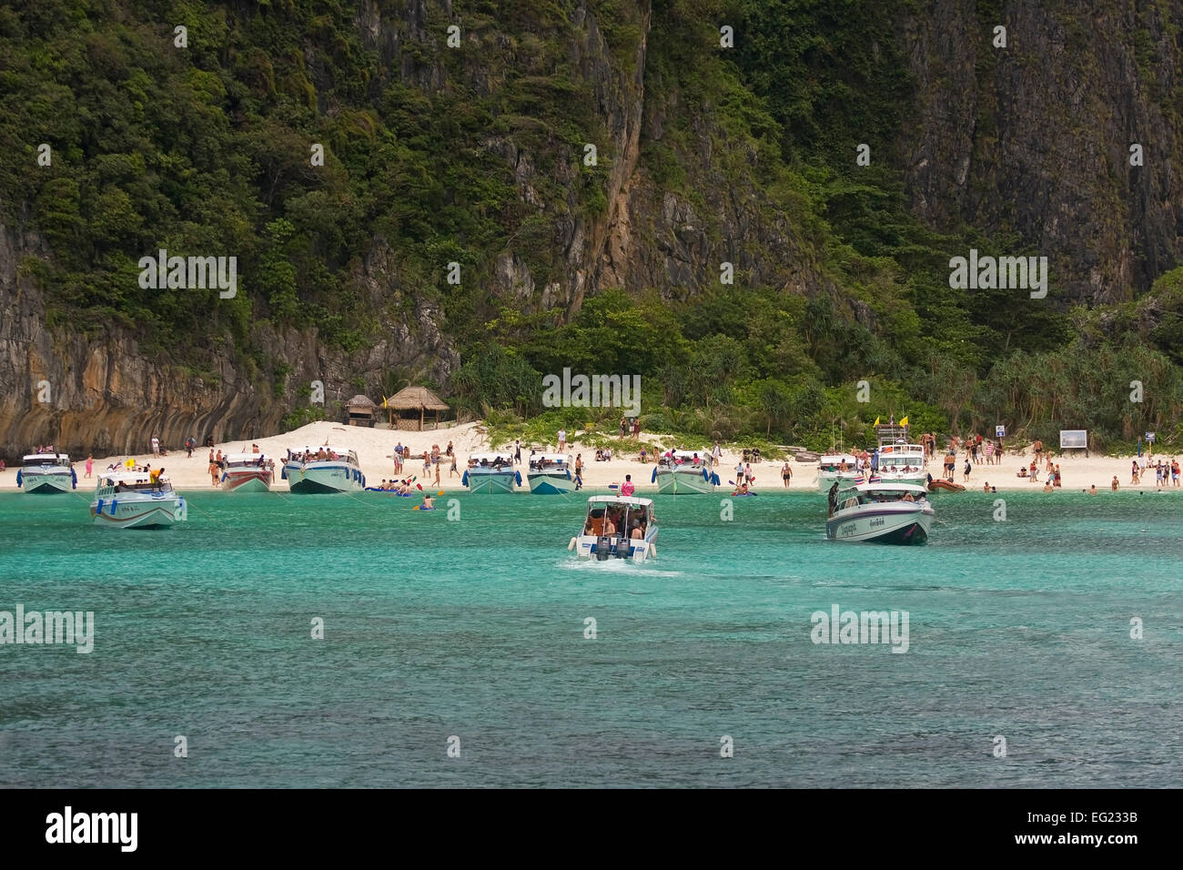 Boote auf der Insel Kho Phi Don Ph in der Maya Bay, Thailand Stockfoto