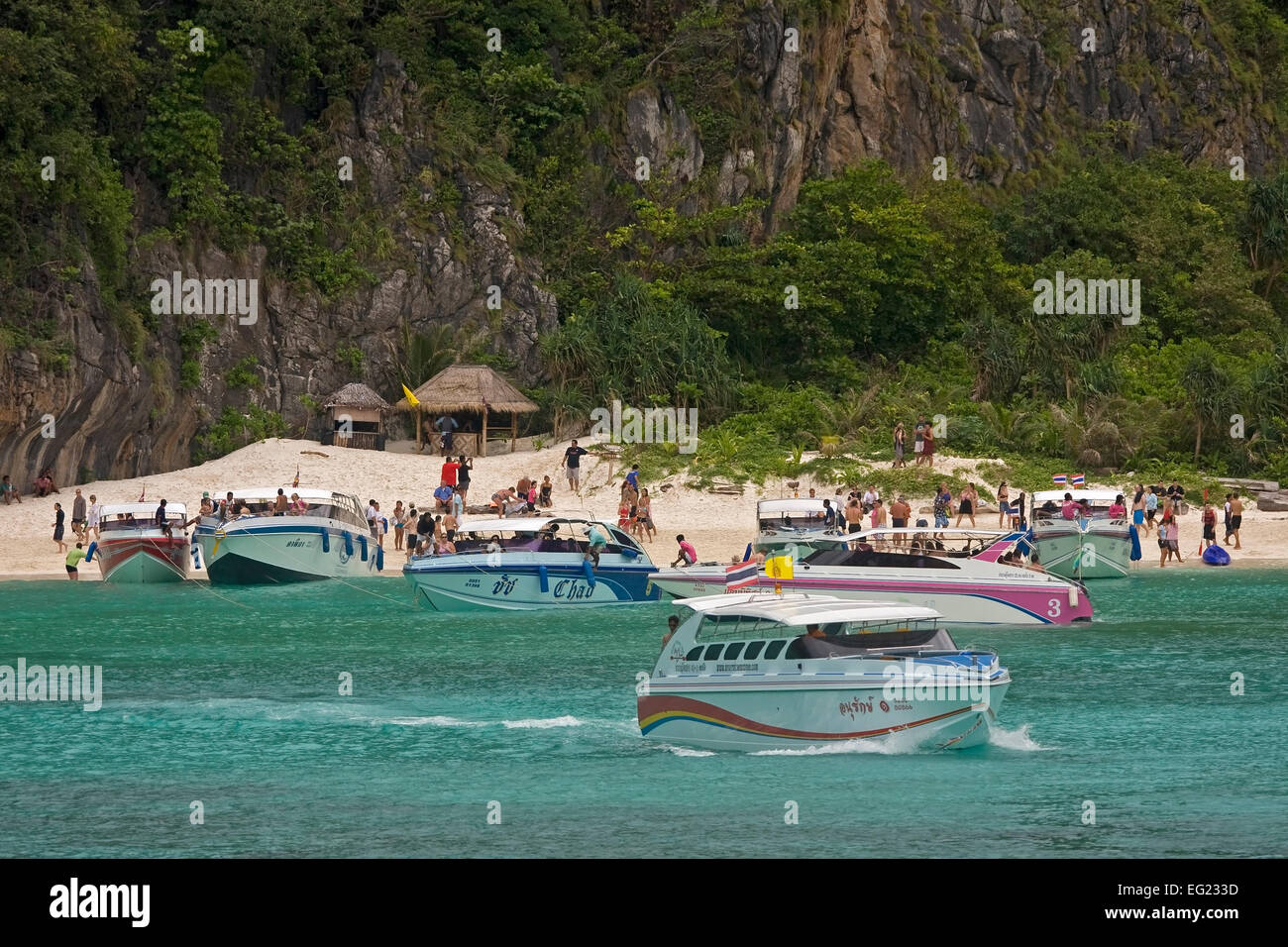 Boote auf der Insel Kho Phi Don Ph in der Maya Bay, Thailand Stockfoto
