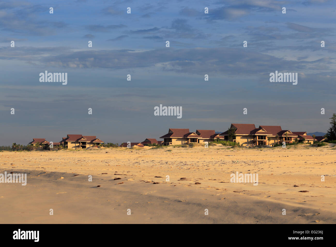 Häuser am Südchinesischen Meeresstrand in der Nähe von Tam Ky, Vietnam Stockfoto