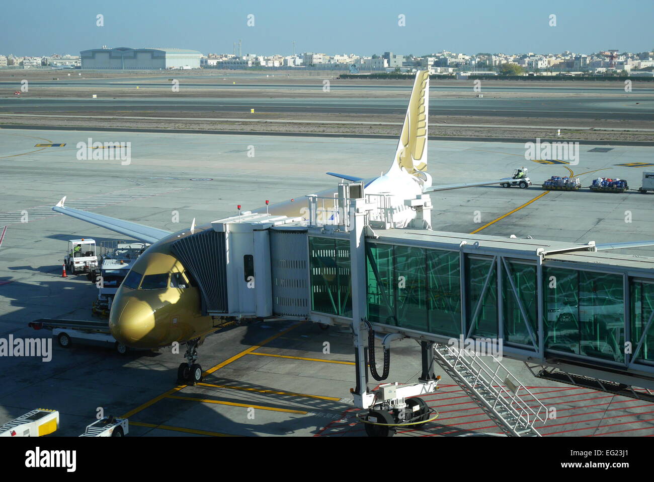 Gulf Air Airbus 320 auf dem Stand im Königreich Bahrain International Airport, Muharraq, Bahrain Stockfoto