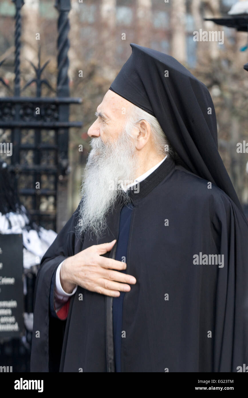 Griechisch-orthodoxe Priester außerhalb Westminster Stockfoto