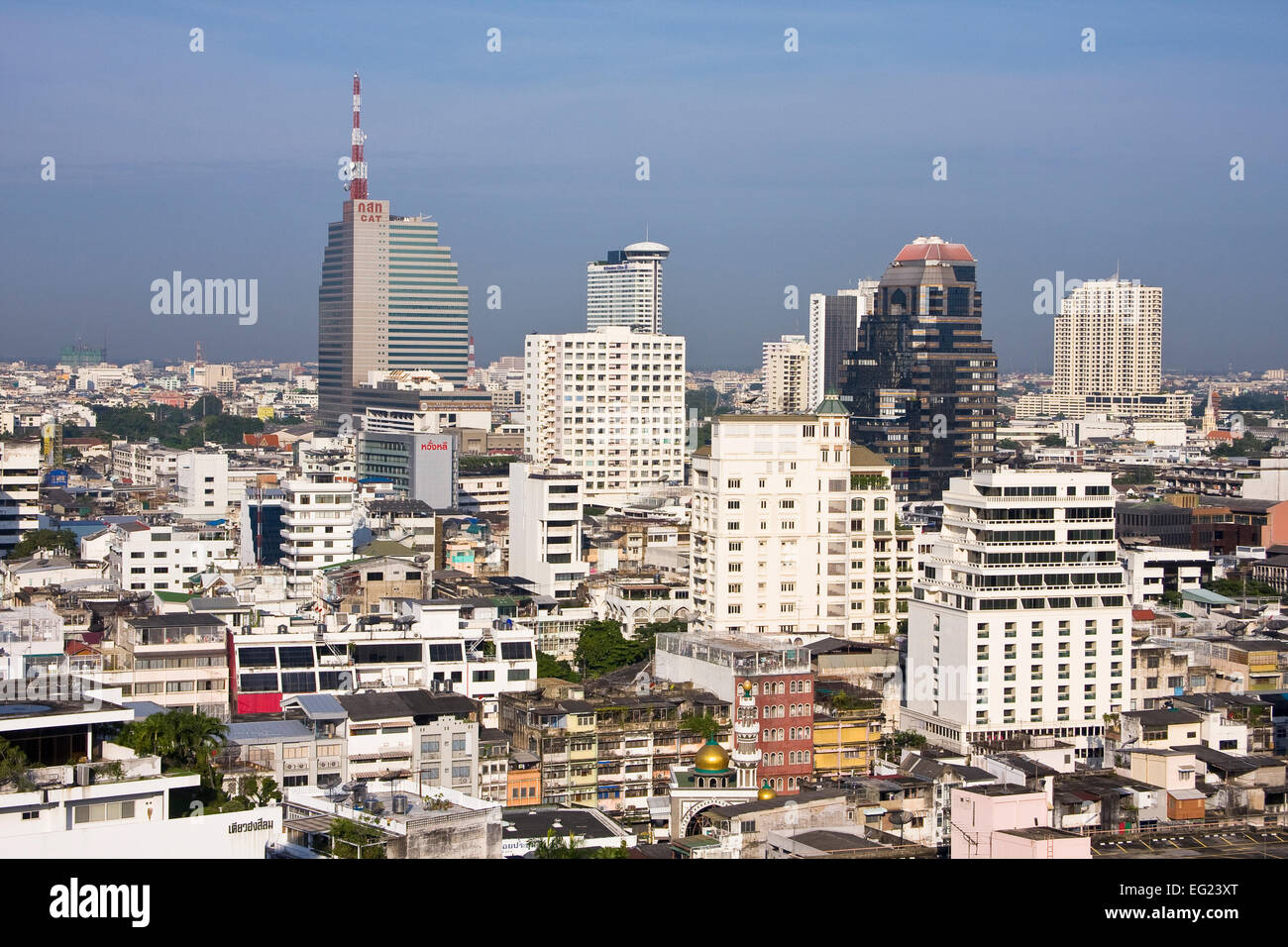 Blick auf die Skyline von Bangkok auf der Silom Road, Thailand Stockfoto