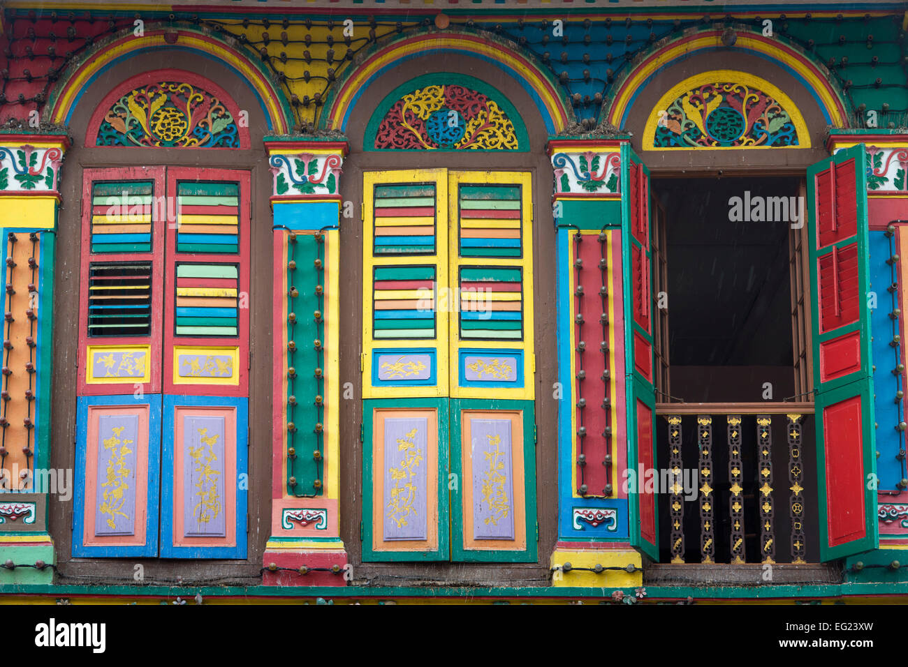 malerischen bunten Fensterläden der traditionellen Gebäude in Little India Geschäftsviertel von Singapur Stadt Stockfoto