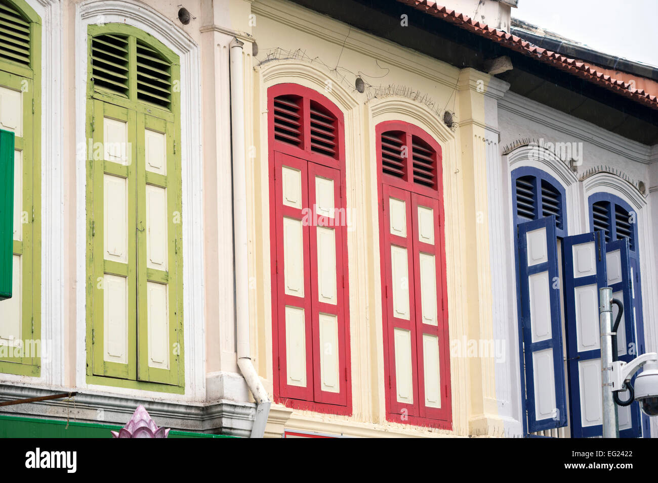 bunten Fensterläden der traditionellen Gebäude im Stadtteil Little India in Singapur Stockfoto