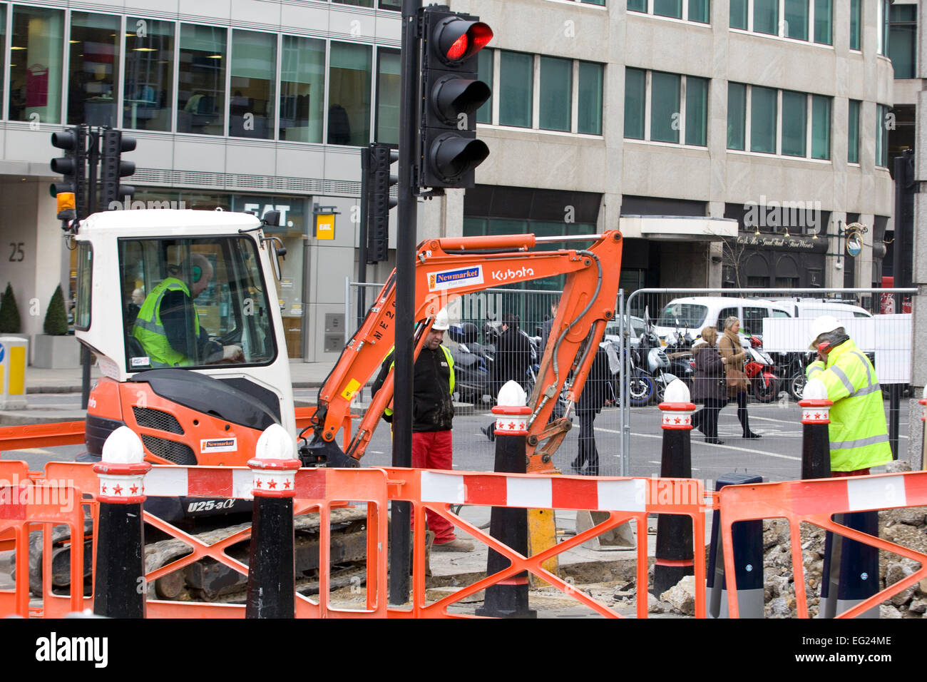 Männer, die auf den Bürgersteigen in der City of London Stockfoto