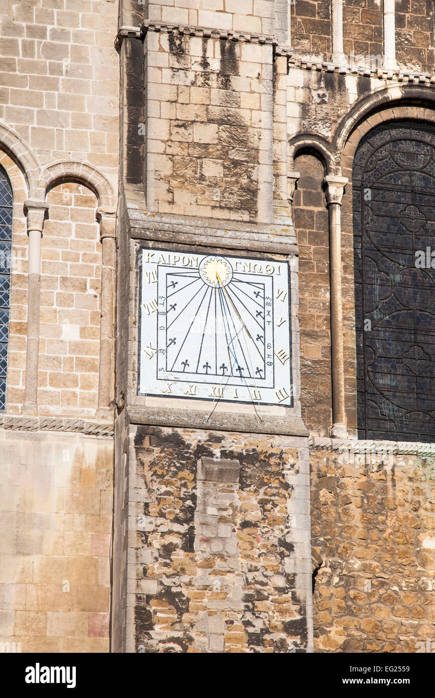 Detail der Sonnenuhr auf der Seite der Kathedrale von Ely, Cambridgeshire, England Stockfoto