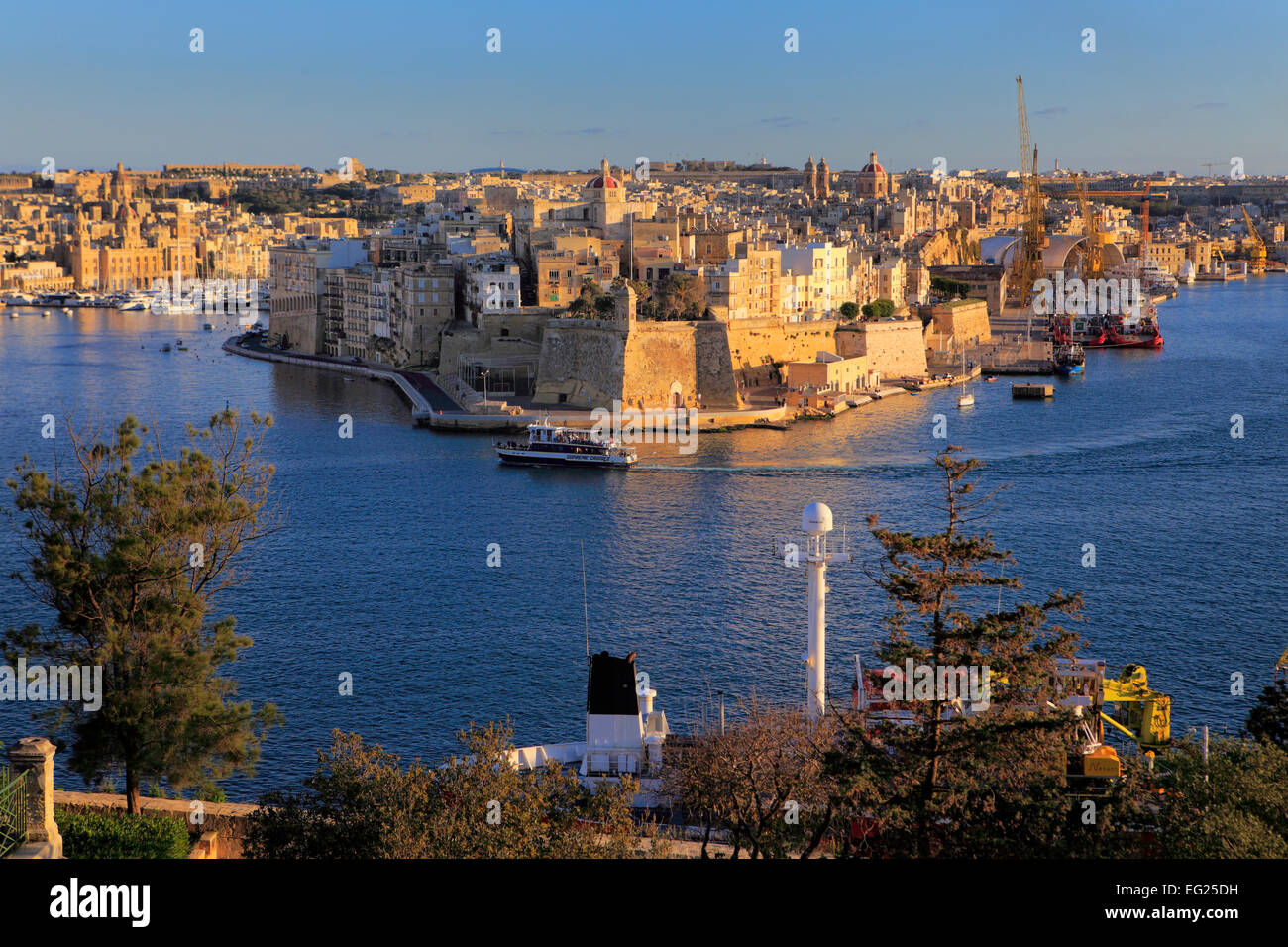 La Valletta, Blick vom oberen Barracca Gärten zum Fort St. Angelo, Malta Stockfoto