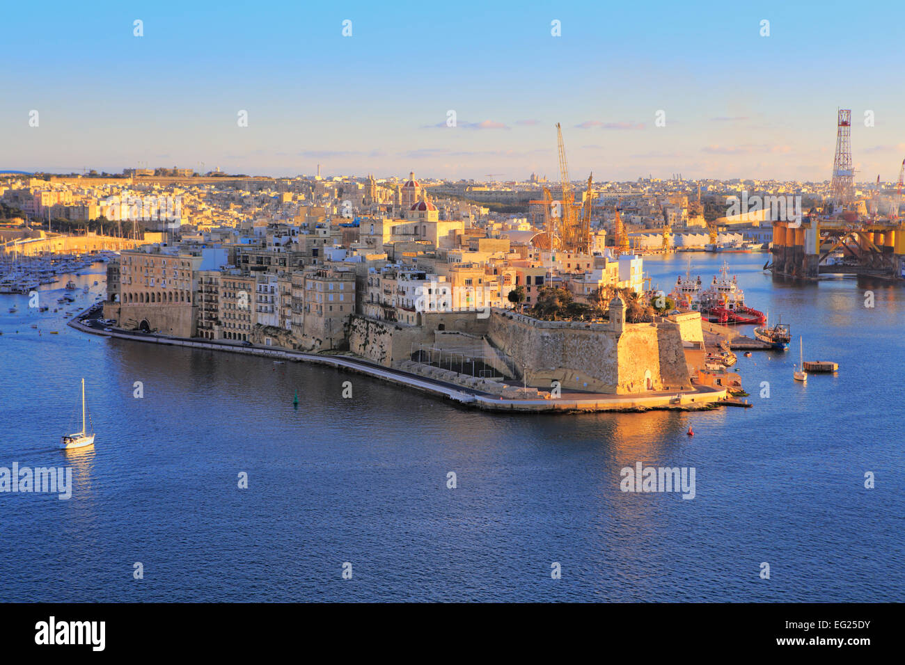 La Valletta, Blick vom oberen Barracca Gärten zum Fort St. Angelo, Malta Stockfoto