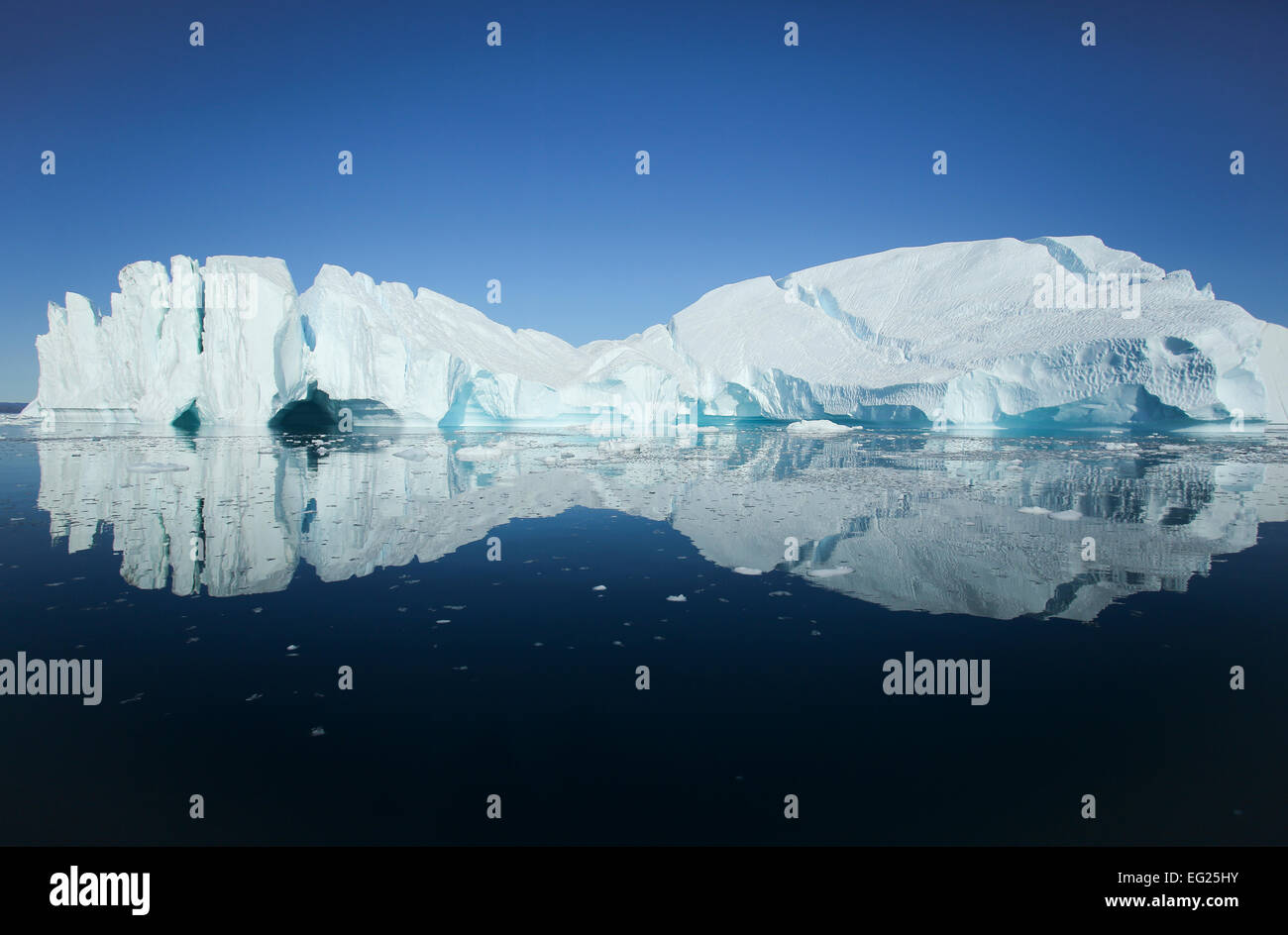 Grönland, Ilulissat Eisfjord, riesigen Eisberg mit perfekten Reflexion über Wasser. Stockfoto