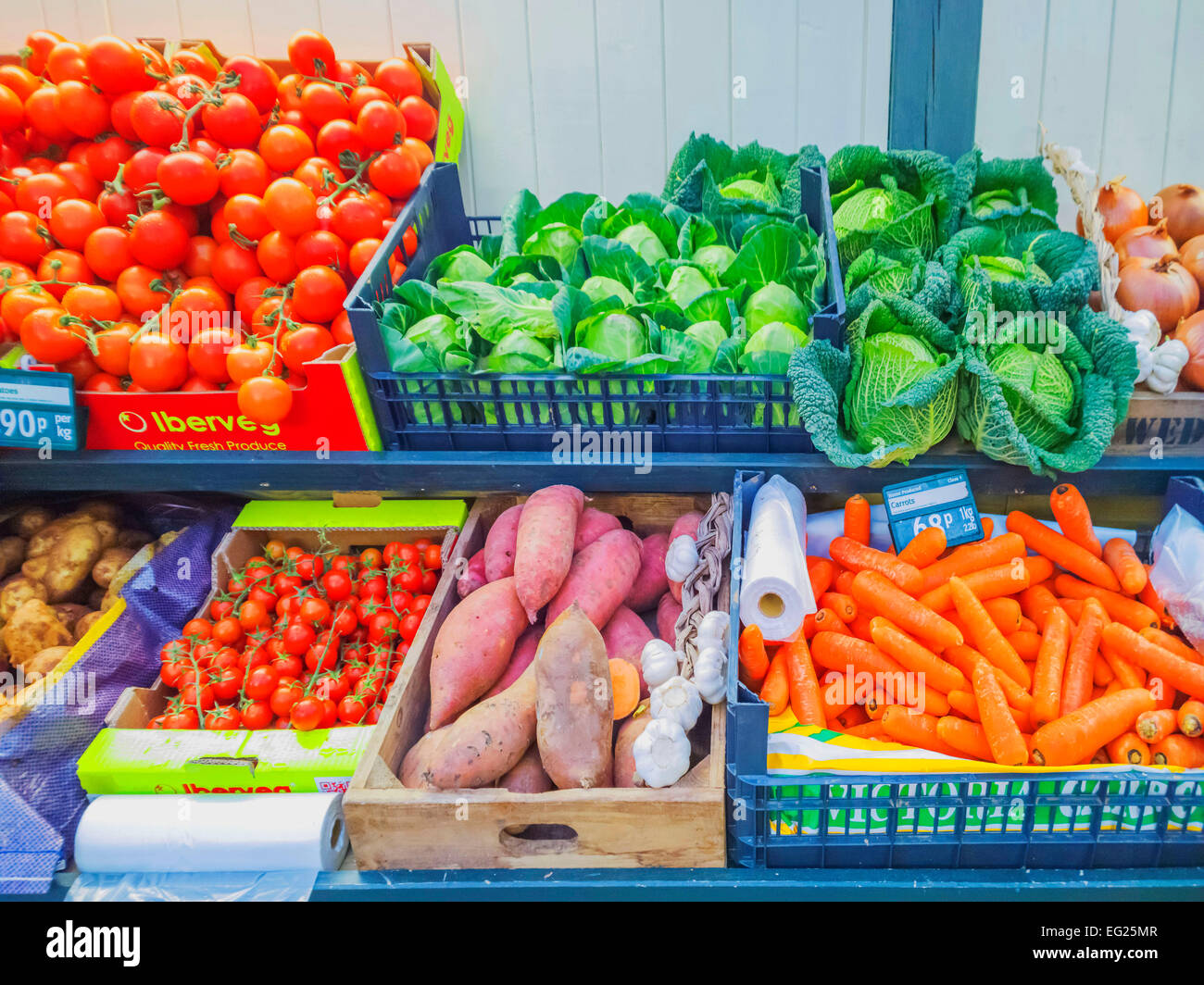 Gemüsehändler, grün, Gemüsehandel, Markt, Supermarkt, Supermarkt einkaufen, Supermarkt einkaufen, Supermarkt-Regale, Essen, Einkaufen, Stockfoto