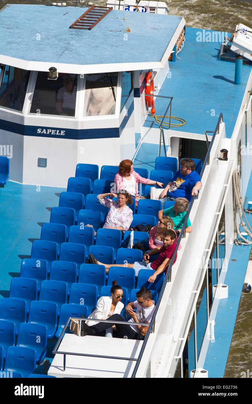 Touristen entspannen auf einem Ausflugsboot auf dem Fluss Themse London Stockfoto