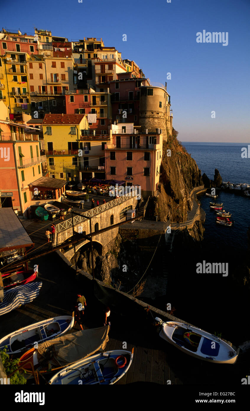 Italien, Ligurien, Cinque Terre, Riviera di Levante, Manarola Dorf bei Sonnenuntergang Stockfoto