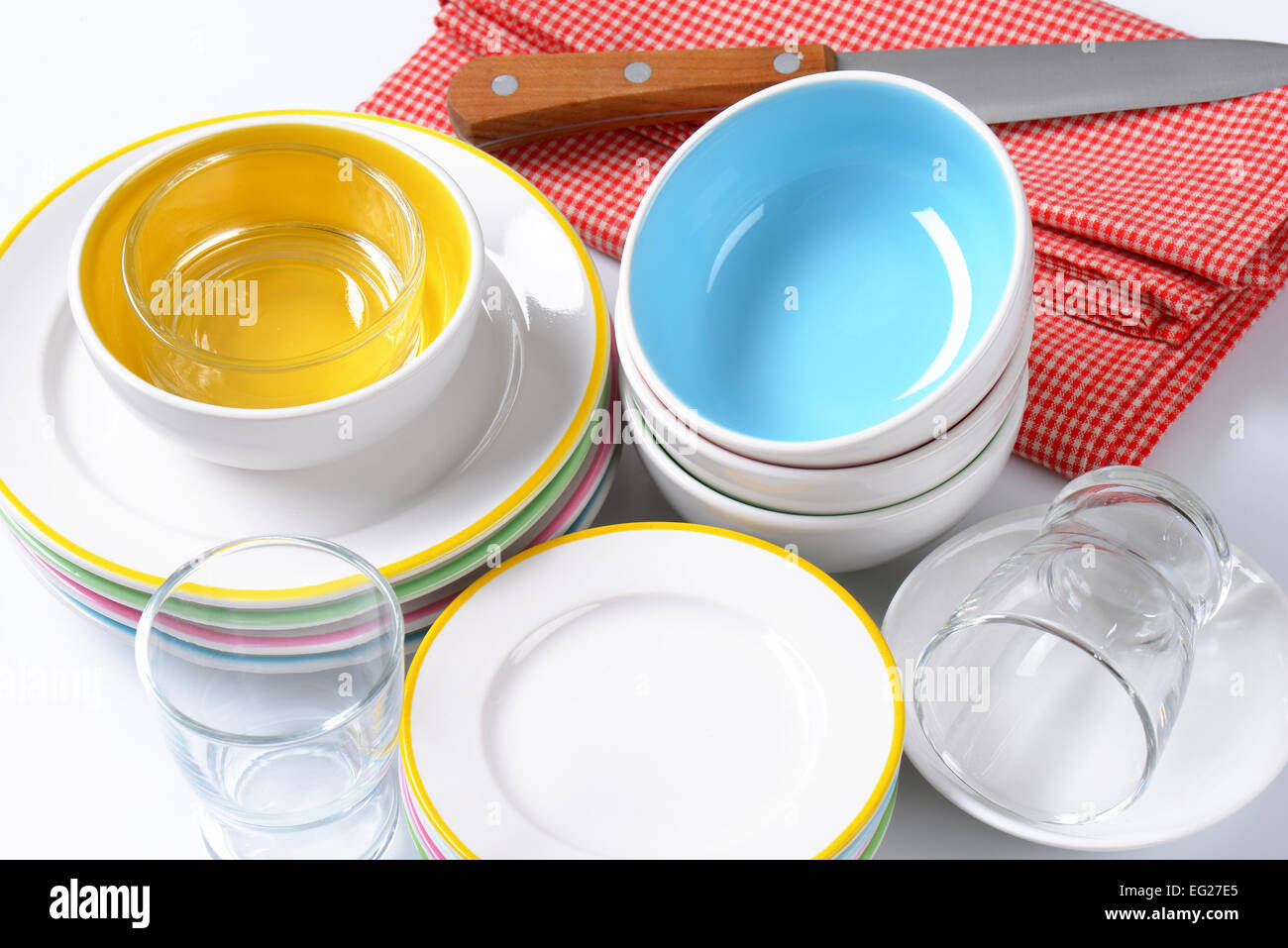 Abendessen, set bestehend aus tiefe Schüsseln, Teller, Seitenplatten und Gläser Stockfoto