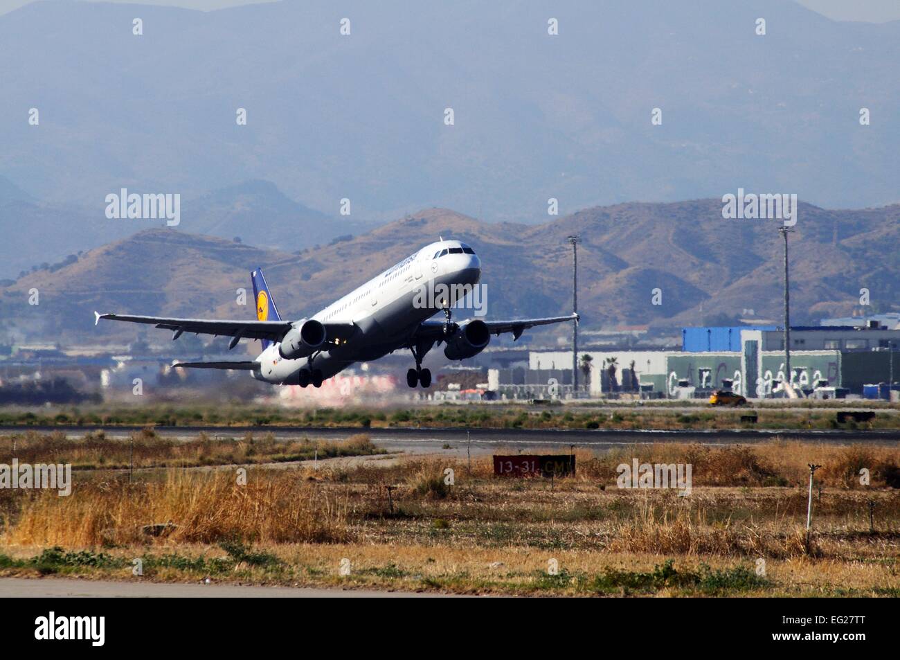 Lufthansa Airbus A321 dem Start vom Flughafen Malaga, Malaga, Andalusien, Spanien, Westeuropa. Stockfoto