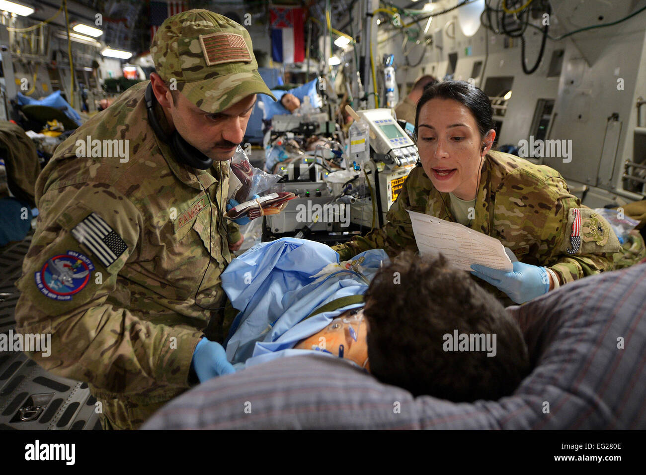 Capts. Mario Ramirez und Suzanne Morris ein Patient Identität bestätigen und bereiten eine Bluttransfusion 21 März während eines Fluges von Bagram Airfield, Afghanistan zu verwalten. Eine kritische Betreuerteam Air Transport-Crew besteht aus einem Arzt, Intensivmedizin Krankenschwester und Atemtherapeutin. Ramirez und Morris sind die 455. Expeditionary Aeromedical Evakuierung Squadron kritische Air Transport Betreuerteam zugeordnet.  Senior Airman Chris Willis Stockfoto