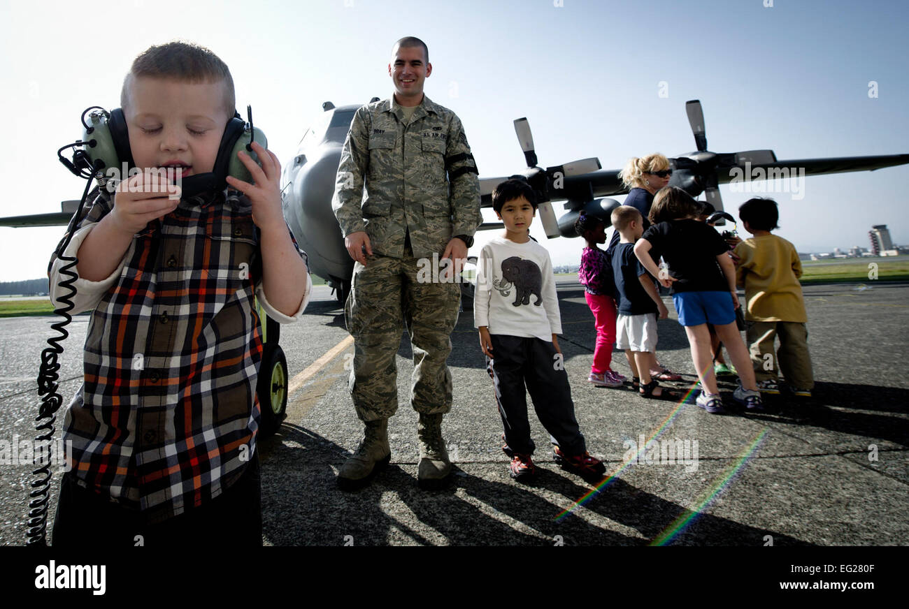 Jesaja Moless spricht in einem Kopfhörer vor einer c-130 Hercules-Tour während Career Day auf der Yokota Air Base, Japan, Oct. 16, 2012. Eine Vielzahl von Organisationen aus den Fuß nahmen an der Veranstaltung an Grundschüler ihre Einsicht und militärische Erfahrung teilhaben.  Staff Sgt Stacy Moless Stockfoto