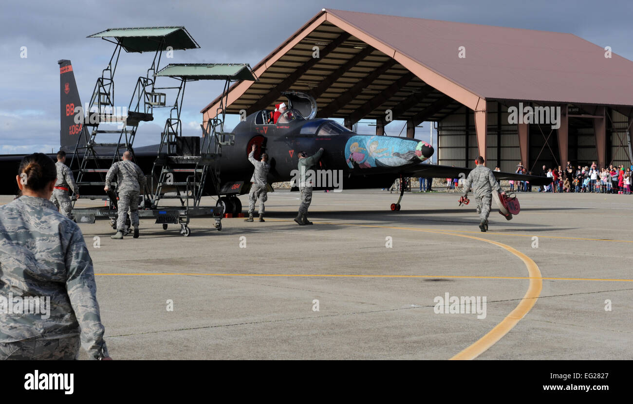 Der Weihnachtsmann kommt über u-2 Dragon Lady während der jährlichen Kinder Weihnachtsparty 13. Dezember 2014, Beale Air Force Base, Kalifornien Mehr als 1.000 Mitglieder der Beale AFB nahmen an der Veranstaltung.  Staff Sgt Robert M. Trujillo Stockfoto