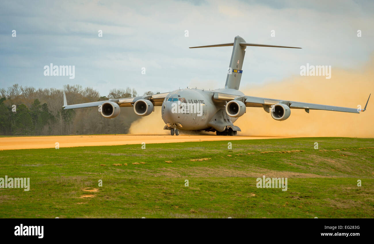 Eine c-17 Globemaster III startet 14. März 2014, von der Geronimo-Landezone im Joint Readiness Training Center, Fort Polk, Louisiana Service-Mitglieder, die Teilnahme an JRTC 14-05 sind ausgebildet im Kampf Patientenversorgung und aeromedical Evakuierung in einer simulierten Umgebung bekämpfen.  Master Sergeant John R. Nimmo Sr. Stockfoto