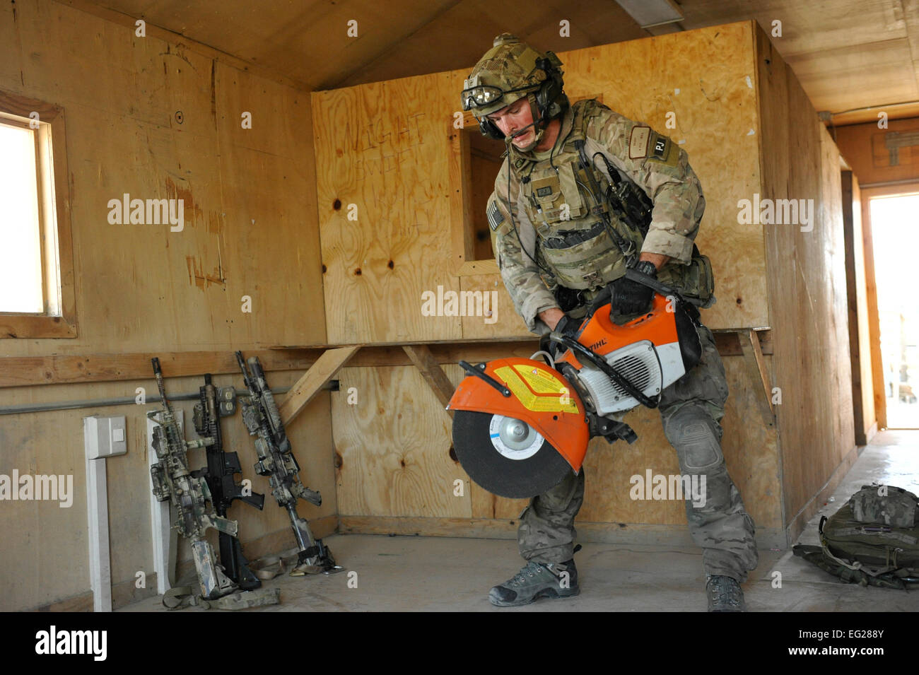 Senior Airman Joseph Brady, 83. Expeditionary Rescue Squadron Pararescue Team-Mitglied, beginnt eine Kappsäge während einer Mission Probe 26. August 2014, Bagram Airfield, Afghanistan. Die Veranstaltung ermöglichte PJs, deren Verletzung zu schärfen clearing, geduldige Pflege und Egress Fähigkeiten. Luftwaffe Rettungskräfte führen durch Kampfhandlungen Such-, Rettungs- und Personal Recovery. Brady wird bereitgestellt von Davis-Monthan AFB, ARIZ.  Major Brandon Lingle Stockfoto